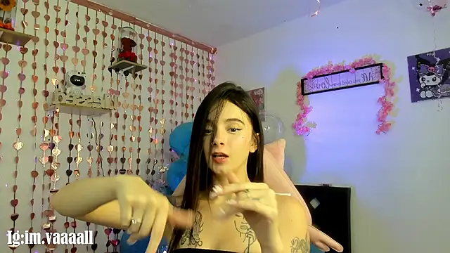 lucyy tay online show from November 19, 2025, 1:22 pm