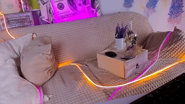 LolaLemona online show from March 9, 2025, 12:31 pm