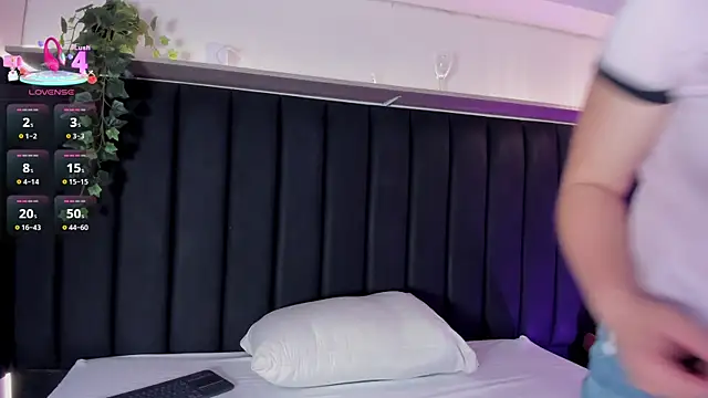 AllisonRoberts  online show from September 14, 2025, 1:27 am