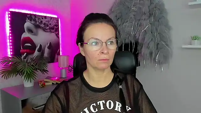 HelenLuxx online show from February 3, 2025, 6:45 am