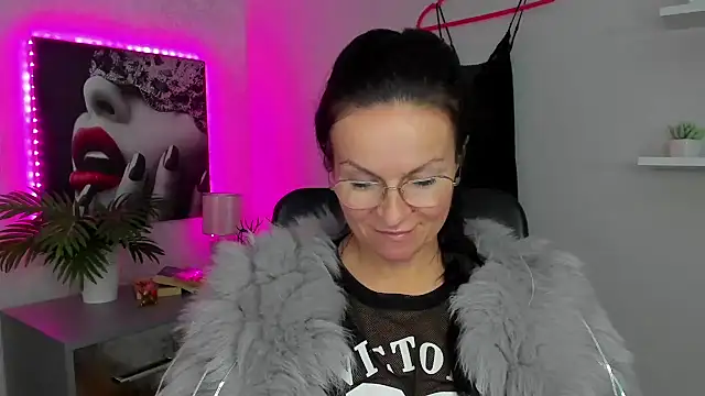 HelenLuxx online show from February 3, 2025, 9:52 am