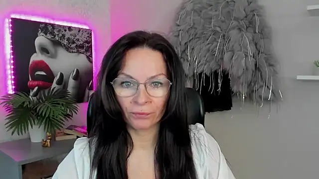 HelenLuxx online show from March 3, 2025, 1:42 pm