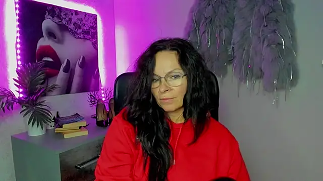 HelenLuxx online show from October 16, 2025, 5:47 pm