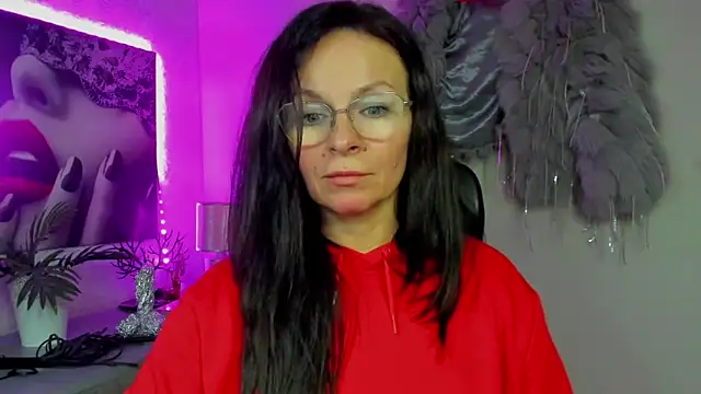 HelenLuxx online show from December 18, 2025, 5:30 pm