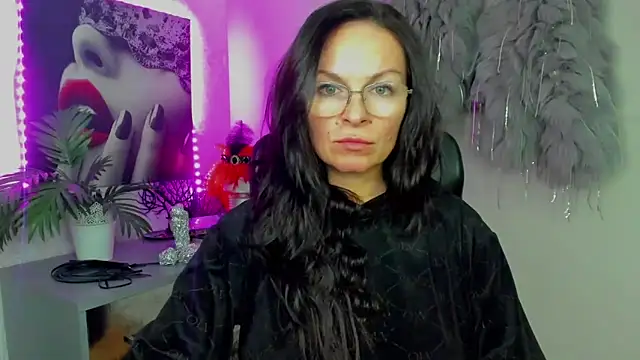 HelenLuxx online show from February 4, 2026, 3:18 pm