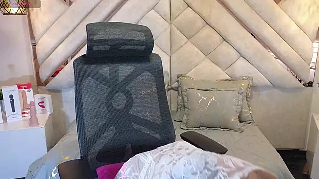 leslyflorez online show from January 29, 2025, 9:50 pm