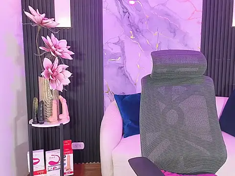 leslyflorez online show from September 20, 2025, 4:35 am