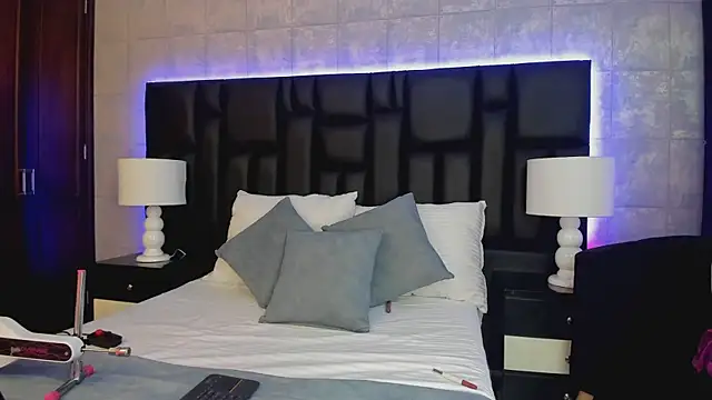 MiaSweeths online show from January 22, 2025, 11:45 am