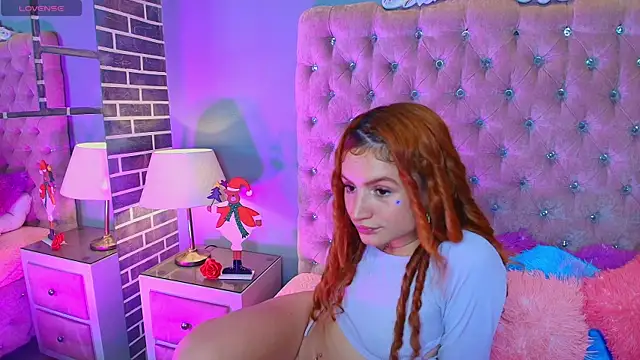 AdelaineBest online show from December 3, 2025, 10:35 am