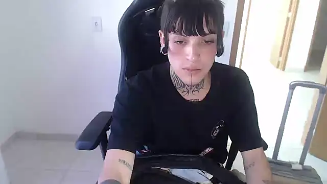 charlotbelucci  online show from October 1, 2025, 5:52 pm