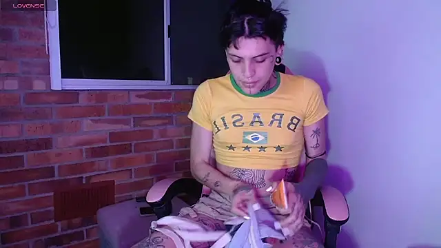 charlotbelucci  online show from November 12, 2025, 9:21 am