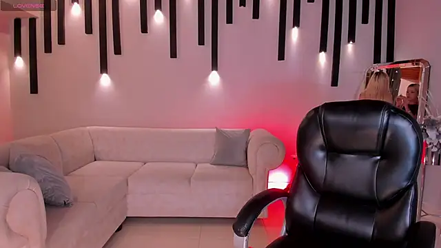 HannaConnor  online show from October 14, 2025, 8:53 pm