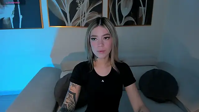 ViolettHansson online show from May 31, 2026, 11:39 am