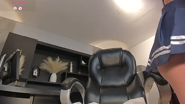 Snapshot of AliceHarper_ chatting on March 5, 2025, 6:12 am AliceHarper online show from March 5, 2025, 6:12 am