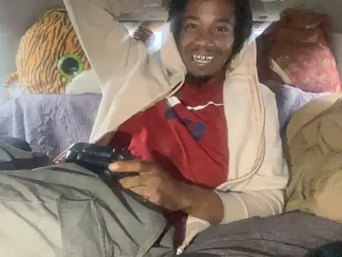 SlimeCrownzOut5 online show from November 24, 2025, 4:29 pm