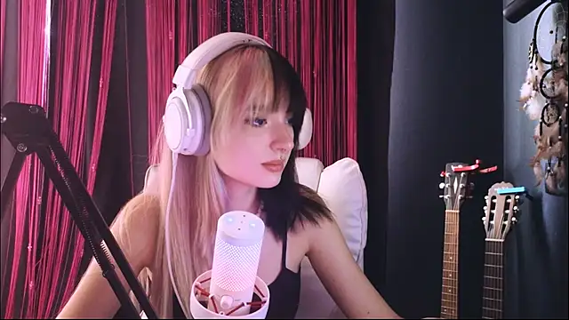 Snapshot of Avi_Nile chatting on July 28, 2026, 5:47 am Avi Nile online show from July 28, 2026, 5:47 am