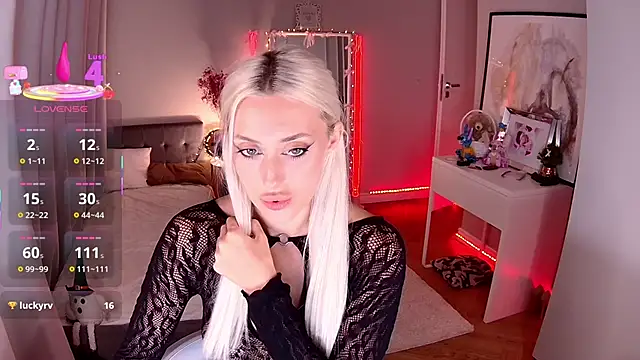 LoryWood online show from November 9, 2025, 3:43 pm