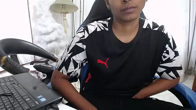 yohatinelly07 online show from November 28, 2025, 8:33 pm