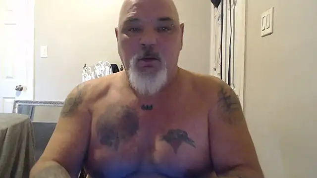 Newfiesausage1972 online show from January 19, 2025, 5:07 pm