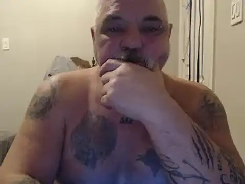 Newfiesausage1972 online show from February 4, 2025, 1:27 pm