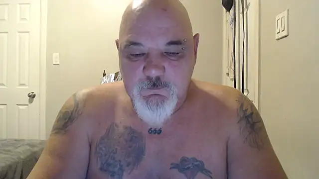 Newfiesausage1972 online show from February 4, 2025, 9:31 pm