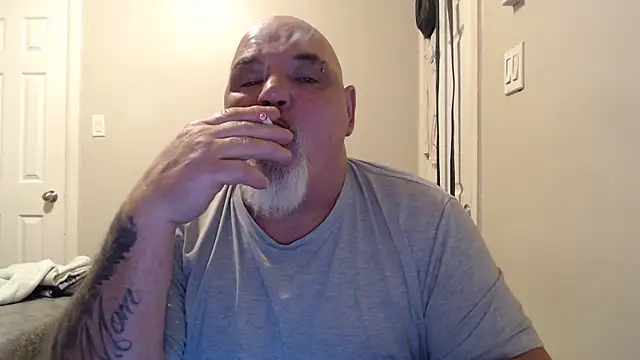 Newfiesausage1972 online show from February 6, 2025, 2:26 pm