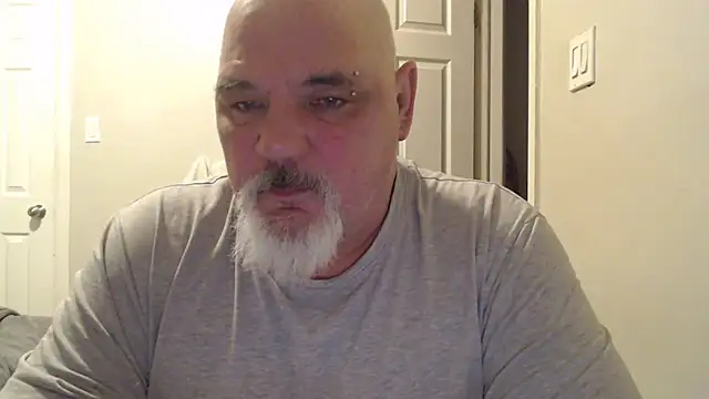 Newfiesausage1972 online show from February 11, 2025, 11:10 am