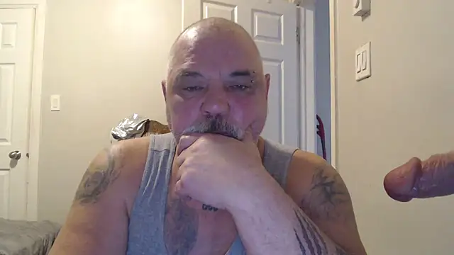 Newfiesausage1972 online show from February 20, 2025, 2:13 pm