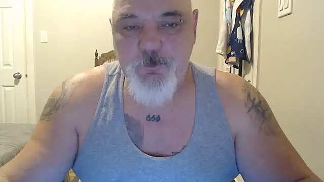 Newfiesausage1972 online show from March 5, 2025, 1:28 pm