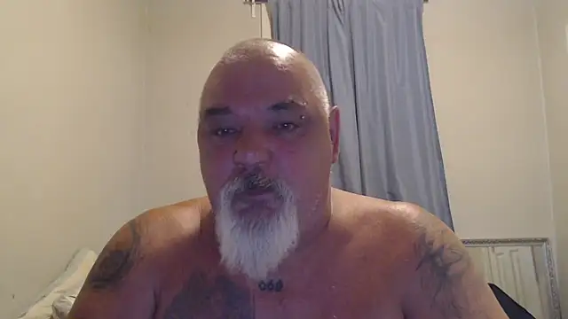 Newfiesausage1972 online show from October 19, 2025, 7:25 pm