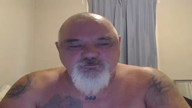 Newfiesausage1972 online show from October 21, 2025, 1:23 pm