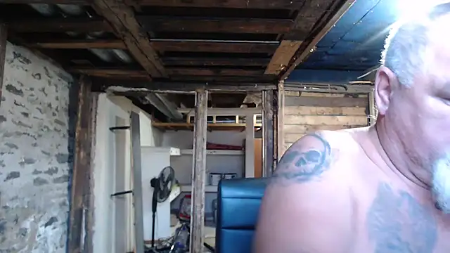 Newfiesausage1972 online show from November 14, 2025, 1:43 pm