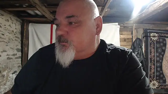 Newfiesausage1972 online show from December 1, 2025, 10:09 am