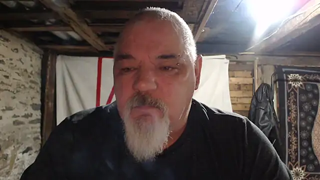 Newfiesausage1972 online show from December 15, 2025, 9:13 am