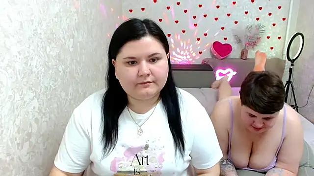 Snapshot of BeckyAndHellen chatting on February 23, 2025, 5:18 pm BeckyAndHellen online show from February 23, 2025, 5:18 pm