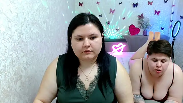 Snapshot of BeckyAndHellen chatting on March 21, 2025, 8:08 pm BeckyAndHellen online show from March 21, 2025, 8:08 pm