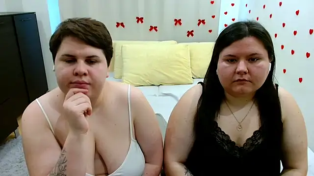 Snapshot of BeckyAndHellen chatting on October 17, 2025, 11:13 am BeckyAndHellen online show from October 17, 2025, 11:13 am