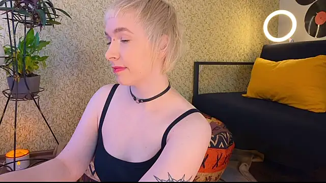 Snapshot of EmmyAmbros chatting on February 28, 2025, 5:48 am EmmyAmbros online show from February 28, 2025, 5:48 am