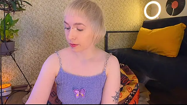 Snapshot of EmmyAmbros chatting on March 2, 2025, 9:10 am EmmyAmbros online show from March 2, 2025, 9:10 am