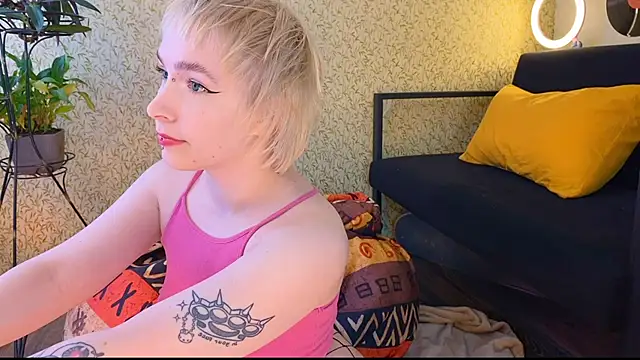 Snapshot of EmmyAmbros chatting on March 8, 2025, 6:54 am EmmyAmbros online show from March 8, 2025, 6:54 am