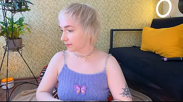 Snapshot of EmmyAmbros chatting on March 9, 2025, 8:29 am EmmyAmbros online show from March 9, 2025, 8:29 am