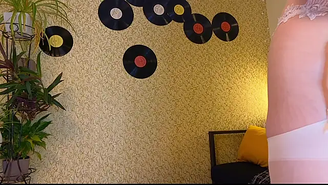 Snapshot of EmmyAmbros chatting on November 7, 2025, 1:05 am EmmyAmbros online show from November 7, 2025, 1:05 am