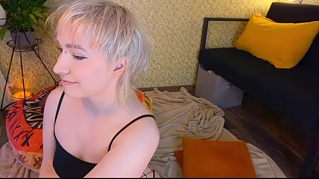 Snapshot of EmmyAmbros chatting on November 17, 2025, 7:41 pm EmmyAmbros online show from November 17, 2025, 7:41 pm