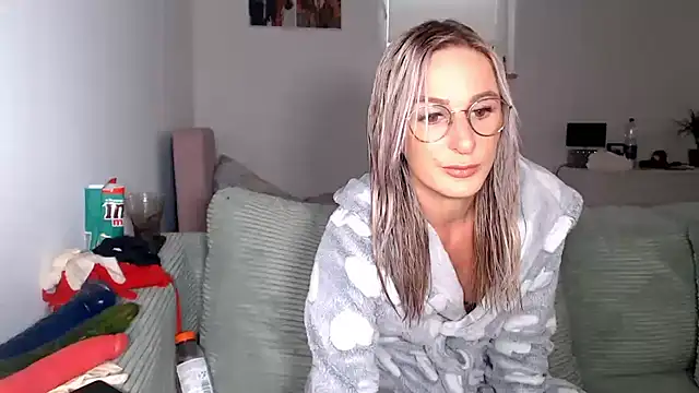 Snapshot of Liana_Lou chatting on June 20, 2026, 12:52 pm Liana Lou online show from June 20, 2026, 12:52 pm
