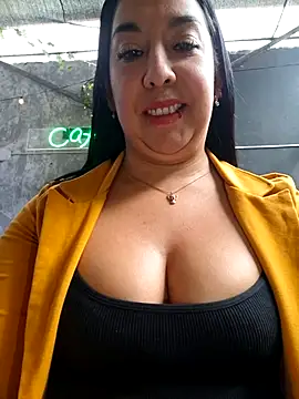Snapshot of Bella_keny chatting on April 24, 2026, 6:21 pm Bella keny online show from April 24, 2026, 6:21 pm