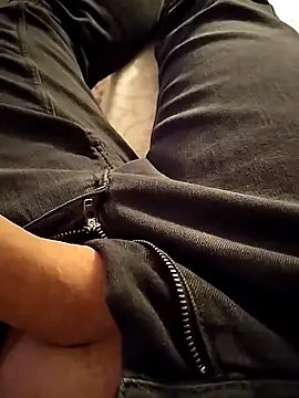 Snapshot of A_man_in_public chatting on February 2, 2026, 11:25 pm A man in public online show from February 2, 2026, 11:25 pm