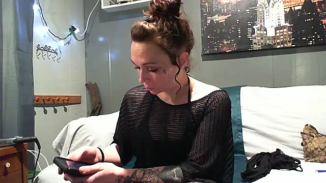 Genevieve143 online show from February 12, 2025, 8:38 am