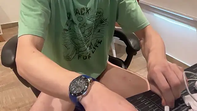 nicolaaaaas online show from October 3, 2025, 4:04 pm