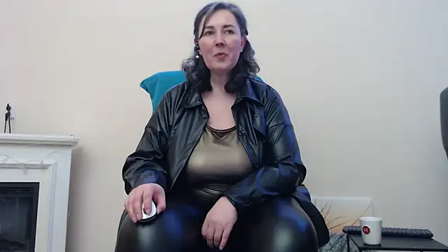 Snapshot of MilfGina chatting on March 4, 2025, 9:00 pm MilfGina online show from March 4, 2025, 9:00 pm