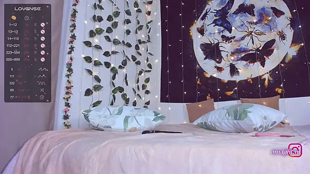 monikamelt online show from October 5, 2025, 3:54 pm